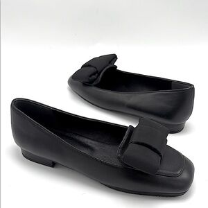 Sue Comma Bonnie black leather loafers size 7 bow